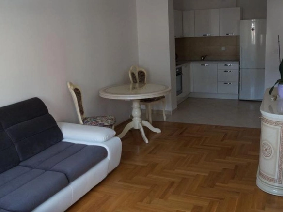 Jednosoban stan 45 m² u mirnom dijelu kraj manastira – Lazi, Budva