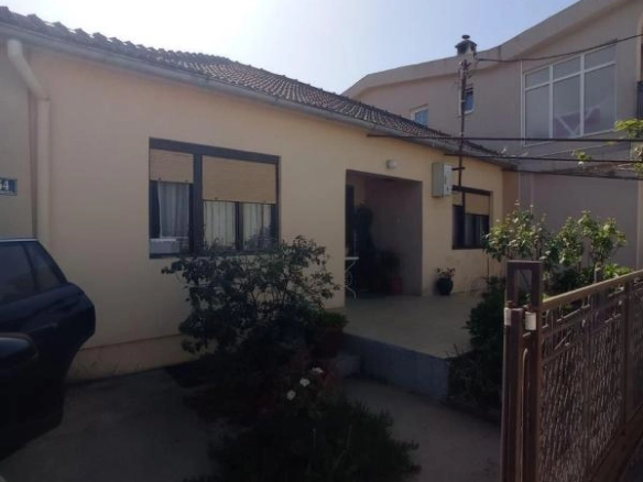 Kuća 106 m² na placu od 533 m² sa pomoćnim objektima – Polje, Bar