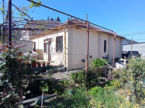 Kuća 106 m² na placu od 533 m² sa pomoćnim objektima – Polje, Bar