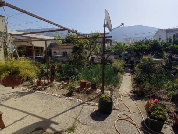 Kuća 106 m² na placu od 533 m² sa pomoćnim objektima – Polje, Bar