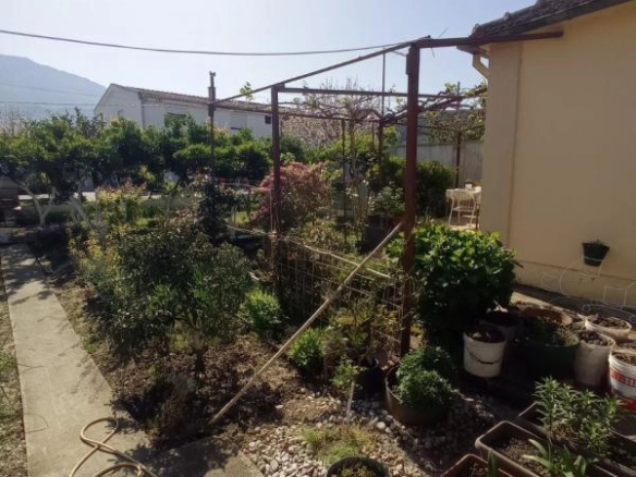 Kuća 106 m² na placu od 533 m² sa pomoćnim objektima – Polje, Bar