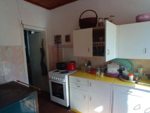 Kuća 106 m² na placu od 533 m² sa pomoćnim objektima – Polje, Bar
