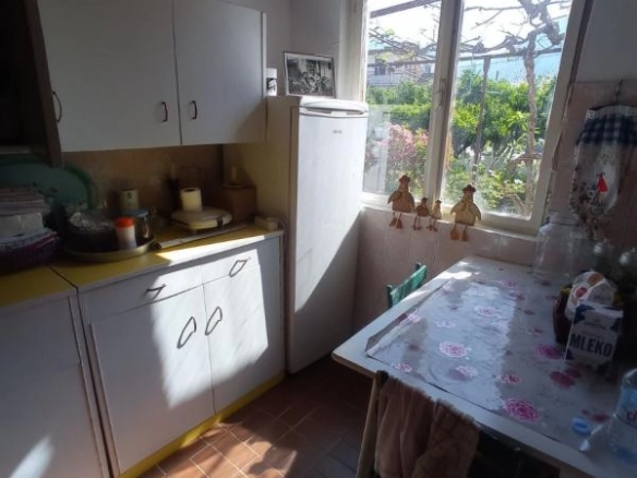 Kuća 106 m² na placu od 533 m² sa pomoćnim objektima – Polje, Bar