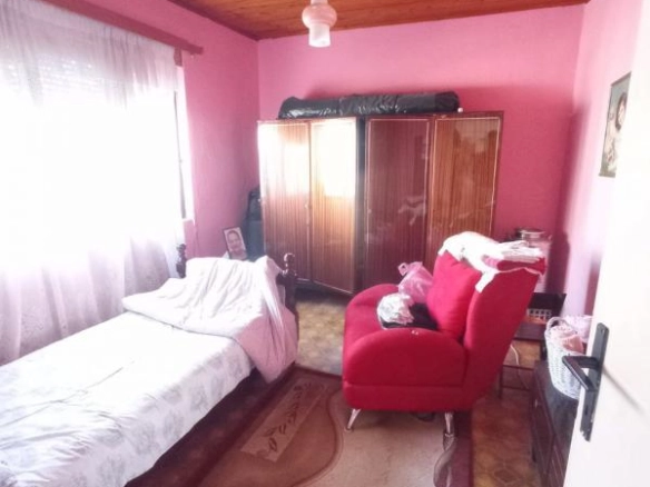 Kuća 106 m² na placu od 533 m² sa pomoćnim objektima – Polje, Bar