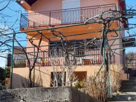 Dvospratna kuća sa baštom u Mojdežu