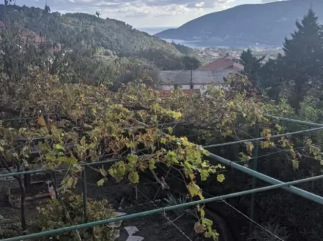 Kuća 101 m² na dva sprata sa pogledom na more – Mojdež, Herceg Novi