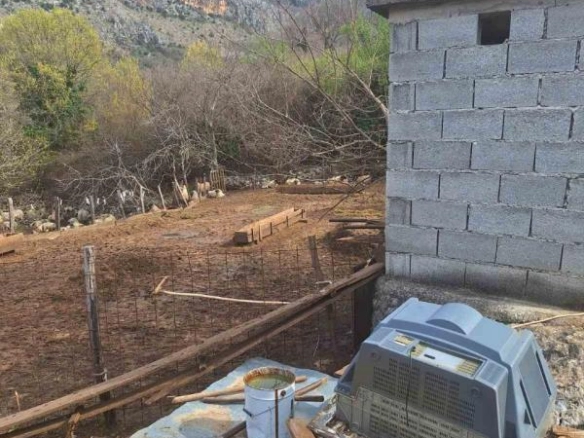 Dvije kuće na velikom placu od 4381 m² u mirnom kraju – Danilovgrad