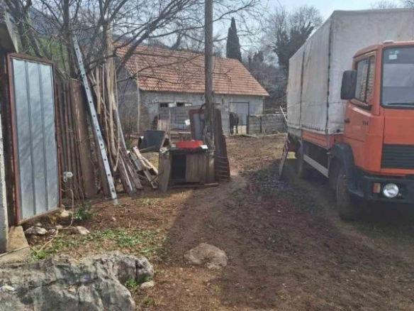 Dvije kuće na velikom placu od 4381 m² u mirnom kraju – Danilovgrad