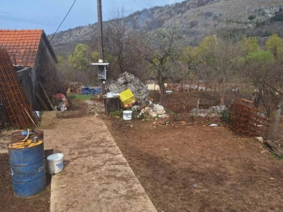 Dvije kuće na velikom placu od 4381 m² u mirnom kraju – Danilovgrad