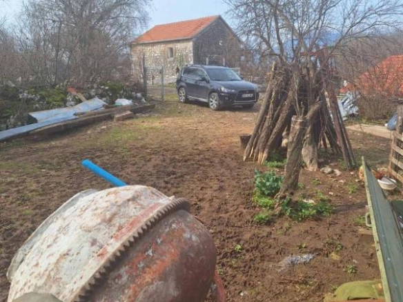 Dvije kuće na velikom placu od 4381 m² u mirnom kraju – Danilovgrad