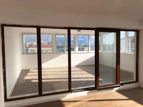 Dvosoban stan 87 m² sa panoramskim pogledom na grad i more – Budva