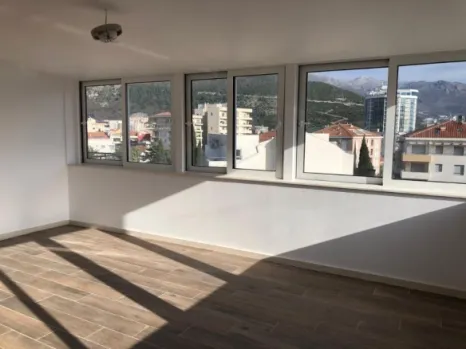 Dvosoban stan 87 m² sa panoramskim pogledom na grad i more – Budva
