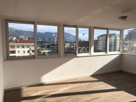 Dvosoban stan 87 m² sa panoramskim pogledom na grad i more – Budva