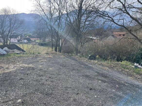 Kuća 77 m² na placu od 7000 m² uz rijeku Zetu – Weak, Danilovgrad