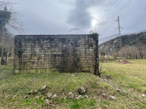 Kuća 77 m² na placu od 7000 m² uz rijeku Zetu – Weak, Danilovgrad