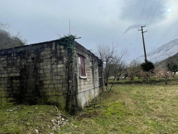 Kuća 77 m² na placu od 7000 m² uz rijeku Zetu – Weak, Danilovgrad
