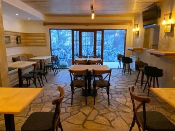 Hotel 300 m² sa 20 ležaja na putu ka skijalištu – Kolašin