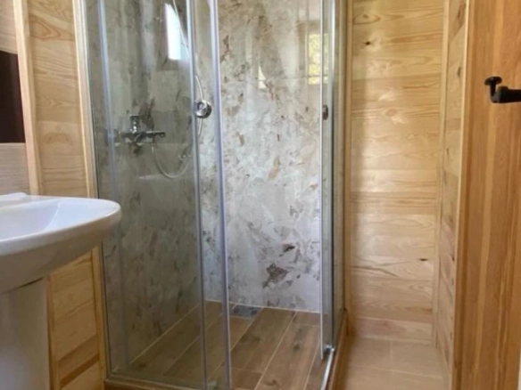 Hotel 300 m² sa 20 ležaja na putu ka skijalištu – Kolašin