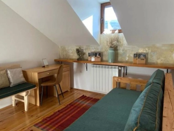 Hotel 300 m² sa 20 ležaja na putu ka skijalištu – Kolašin