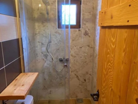 Hotel 300 m² sa 20 ležaja na putu ka skijalištu – Kolašin
