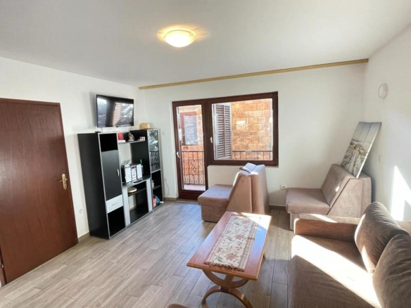Kuća 90 m² na placu od 87 m² nakon kapitalne renovacije – Sutomore, Bar