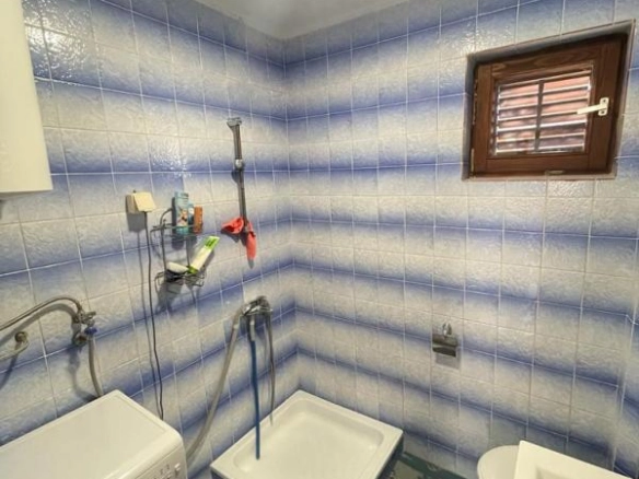 Kuća 90 m² na placu od 87 m² nakon kapitalne renovacije – Sutomore, Bar