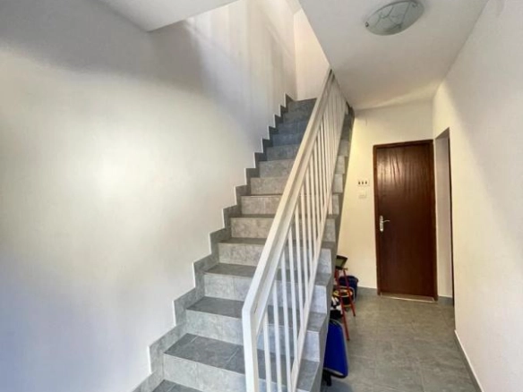 Kuća 90 m² na placu od 87 m² nakon kapitalne renovacije – Sutomore, Bar