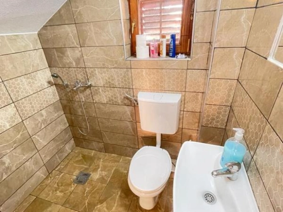 Kuća 90 m² na placu od 87 m² nakon kapitalne renovacije – Sutomore, Bar