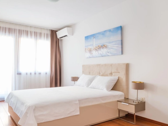 Dvosoban stan 89 m² u novom kompleksu, prodaje se namješten – Bečići, Budva