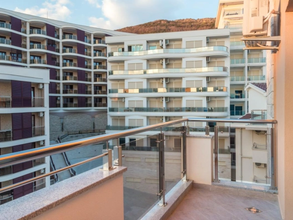 Dvosoban stan 89 m² u novom kompleksu, prodaje se namješten – Bečići, Budva