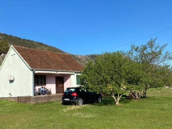 Kuća 74 m² na placu od 9000 m² sa voćnjakom – Frutak, Danilovgrad