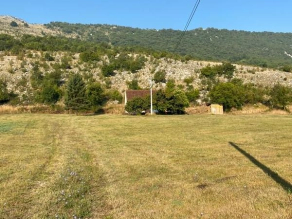 Kuća 74 m² na placu od 9000 m² sa voćnjakom – Frutak, Danilovgrad