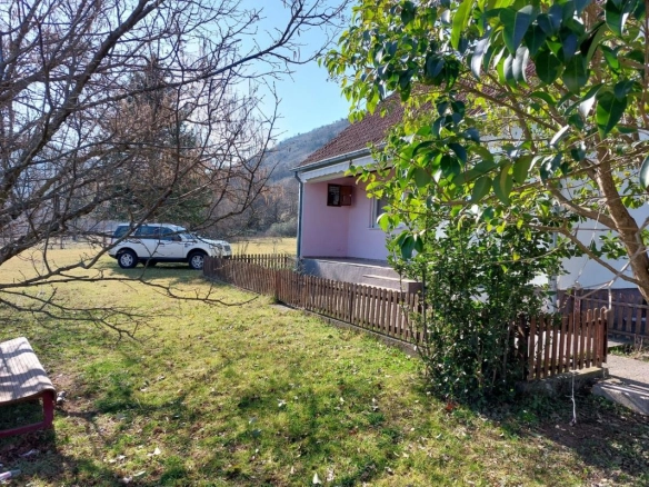 Kuća 74 m² na placu od 9000 m² sa voćnjakom – Frutak, Danilovgrad