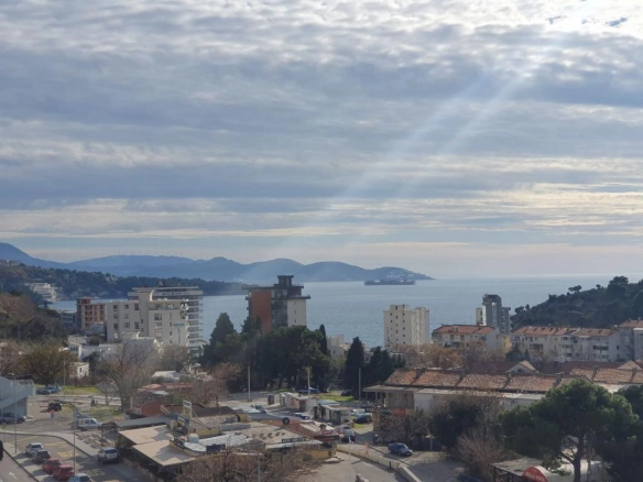 Izdavanje: Garsonjera 30 m² sa terasom i pogledom na more – Sutomore, Bar