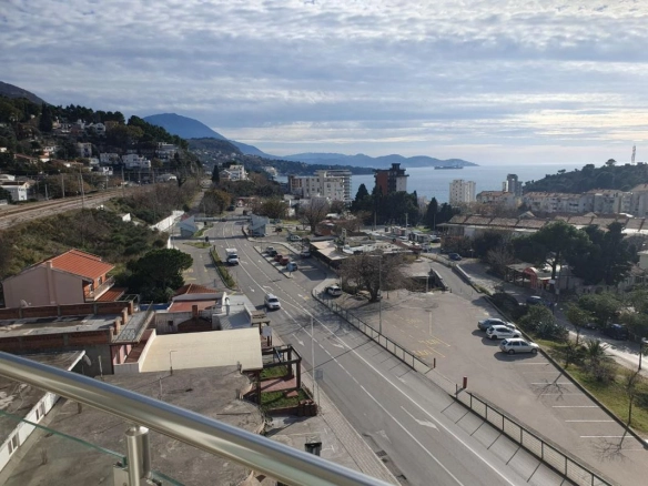 Izdavanje: Garsonjera 30 m² sa terasom i pogledom na more – Sutomore, Bar