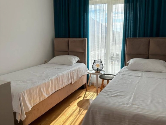 Dvosoban stan 63 m² u kompleksu sa bazenom – Bečići, Budva