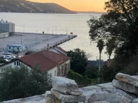 Kuća 60 m² sa terasom i pogledom na more – Zelenika, Herceg Novi