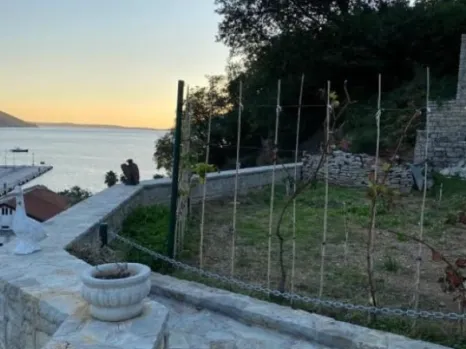 Kuća 60 m² sa terasom i pogledom na more – Zelenika, Herceg Novi