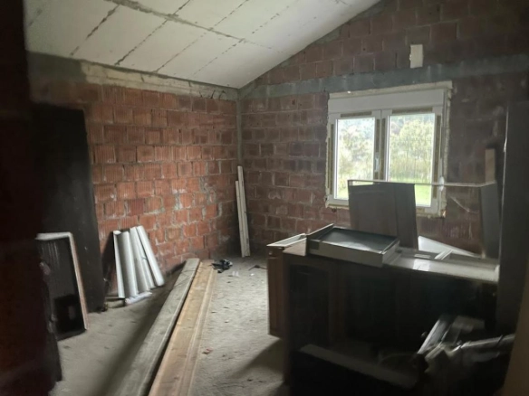 Kuća 400 m² na placu od 3000 m² sa garažom – Dajbabe, Podgorica