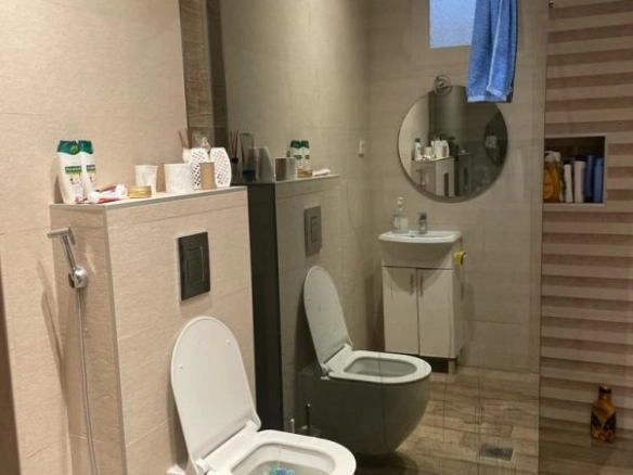 Kuća 400 m² na placu od 3000 m² sa garažom – Dajbabe, Podgorica