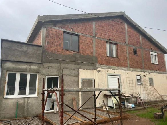 Kuća 400 m² na placu od 3000 m² sa garažom – Dajbabe, Podgorica