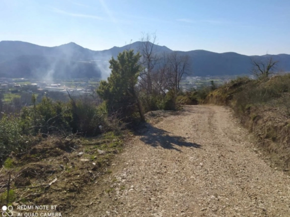 Plac 812 m² sa dva pristupa i strujom pored placa – Bar