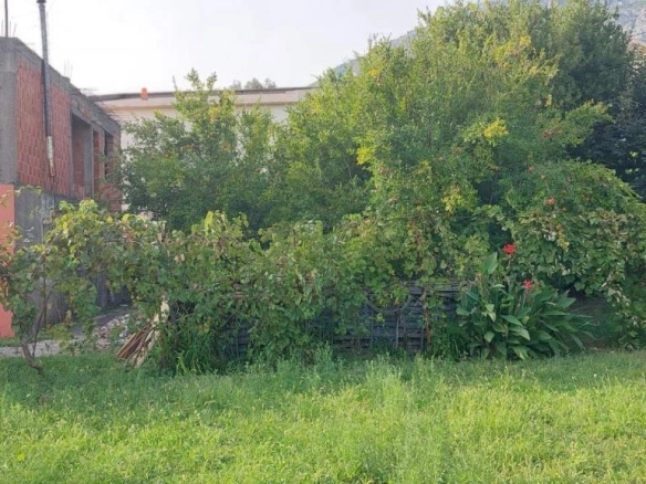 Kuća 500 m² na placu od 3000 m² sa voćnjakom – Bar