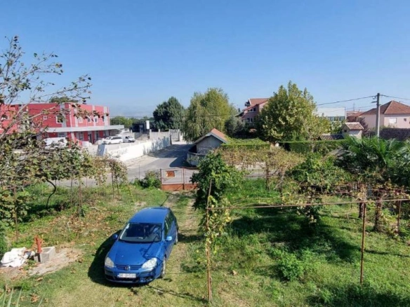 Kuća 200 m² na placu od 3600 m² sa voćnjakom – Golubovci, Podgorica