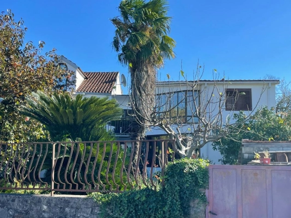 Dvije kuće 550 m² na placu od 1385 m² uz Moraču – Podgorica