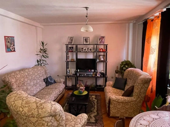 Dvije kuće 550 m² na placu od 1385 m² uz Moraču – Podgorica