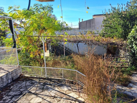 Kuća 119 m² na placu od 230 m², potrebna adaptacija – Sutomore, Bar