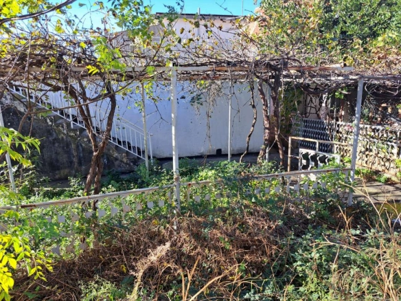 Kuća 119 m² na placu od 230 m², potrebna adaptacija – Sutomore, Bar