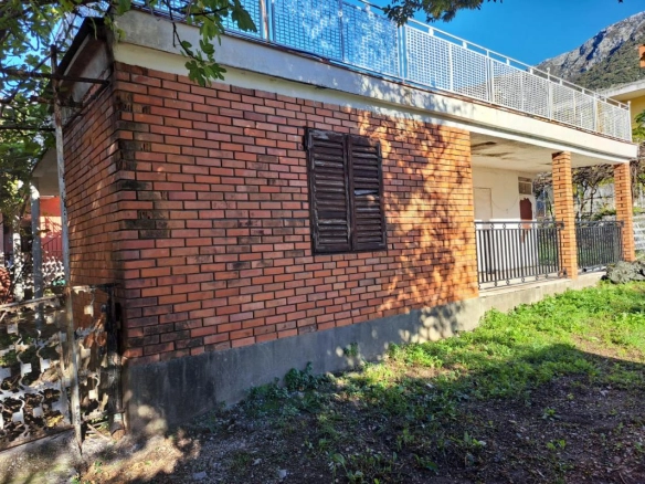 Kuća 119 m² na placu od 230 m², potrebna adaptacija – Sutomore, Bar