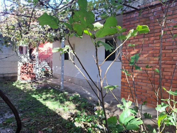 Kuća 119 m² na placu od 230 m², potrebna adaptacija – Sutomore, Bar